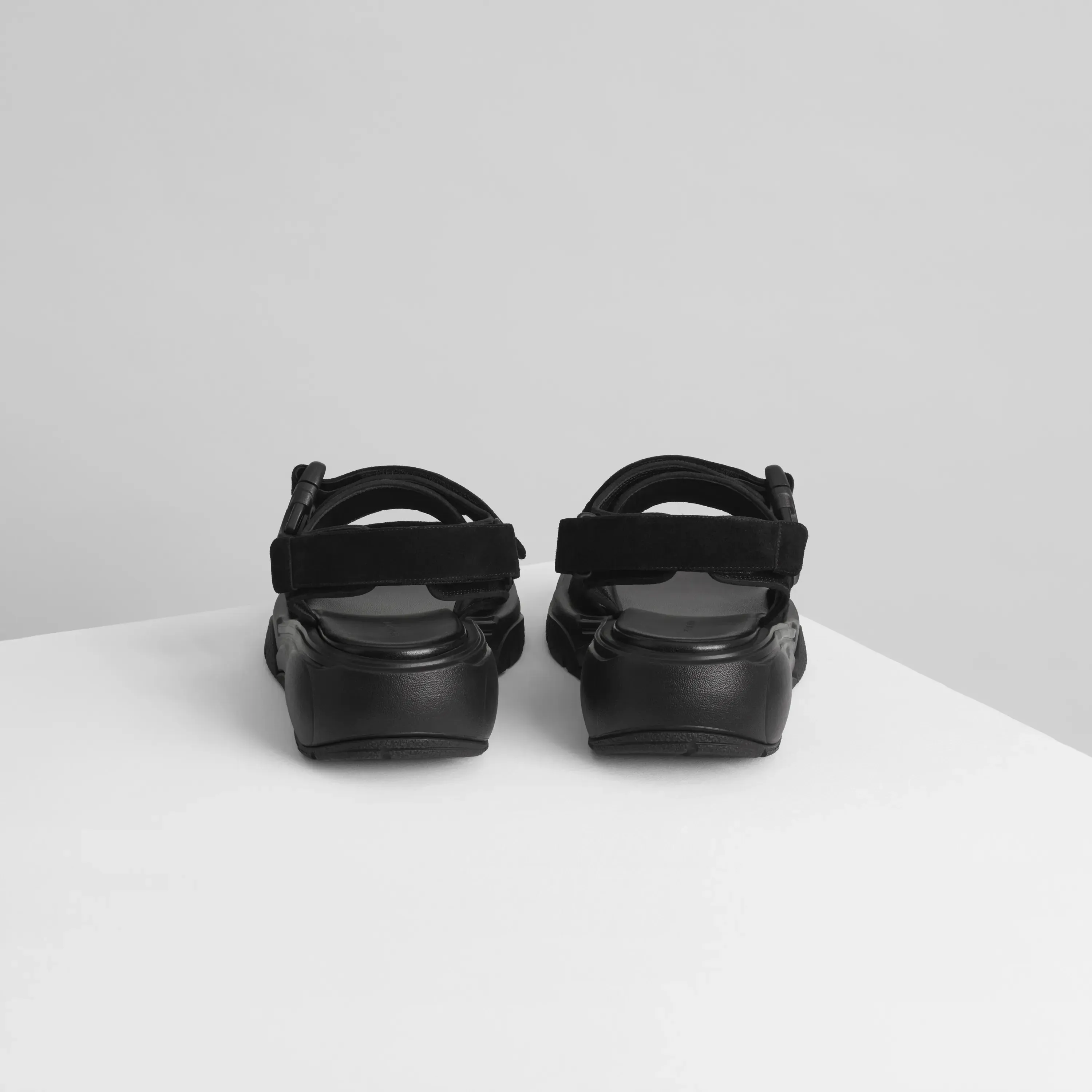 PACE RUNNER | black suede
