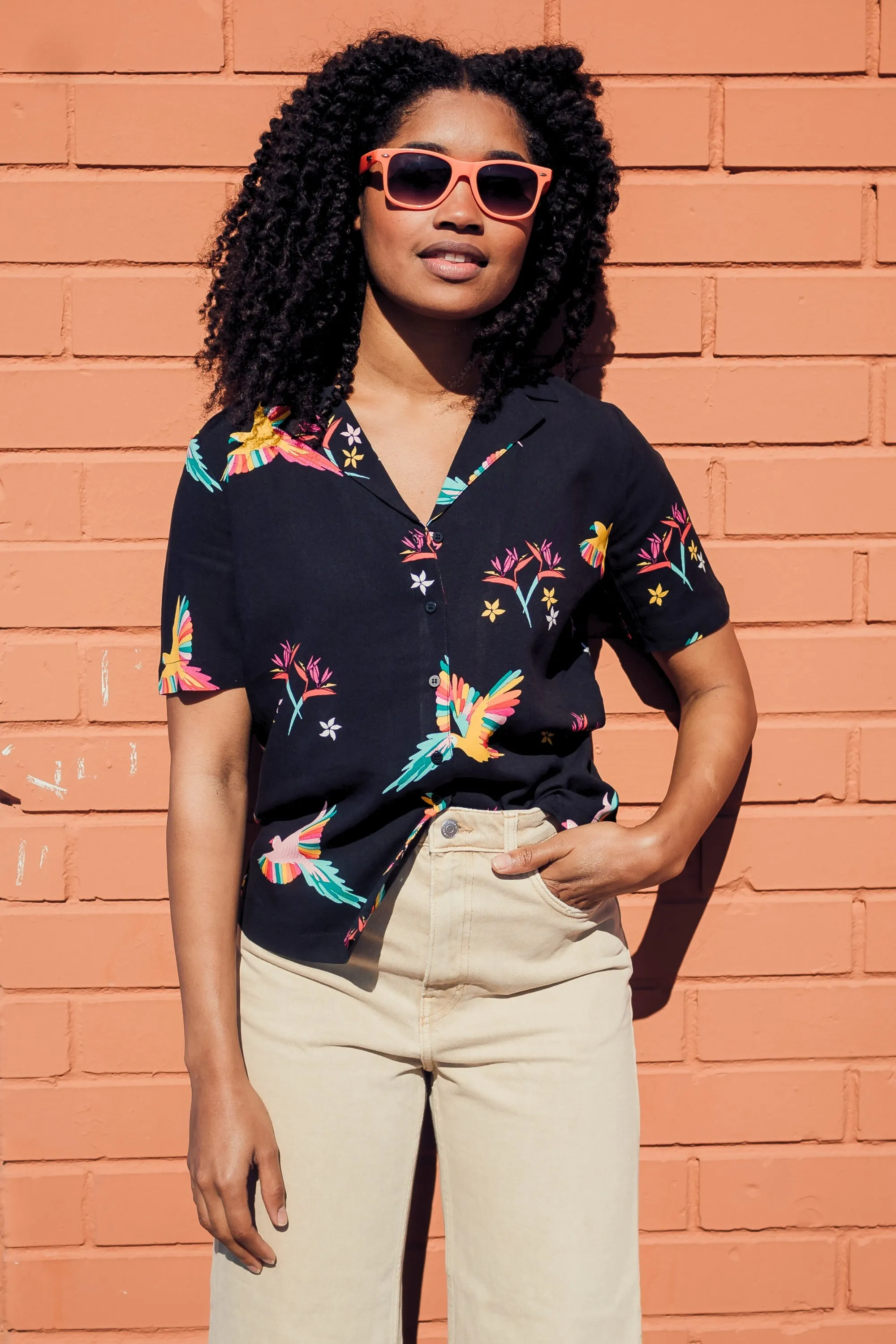 Santana Shirt - Black. Tropical Parrots