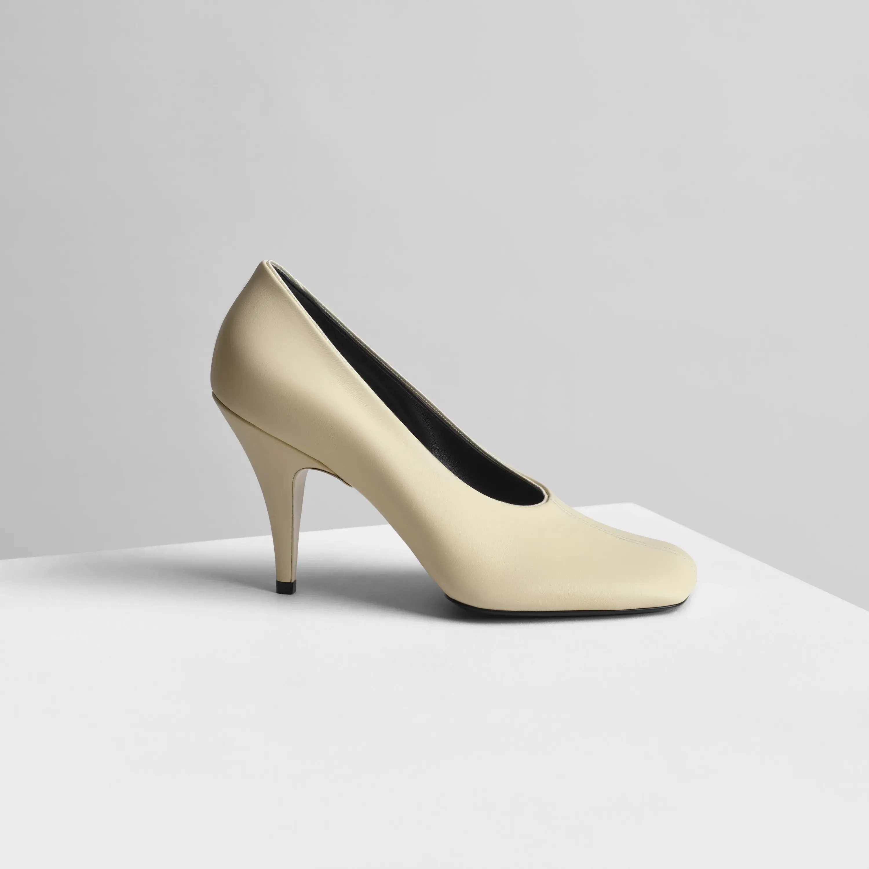 SOFT PUMP 90 | stucco leather